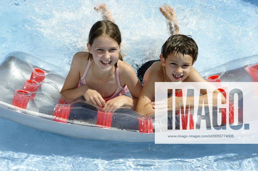 Kinder planschen, baden und spritzen in einem Pool, Wasserspiele im Sommer ibldwb01976684