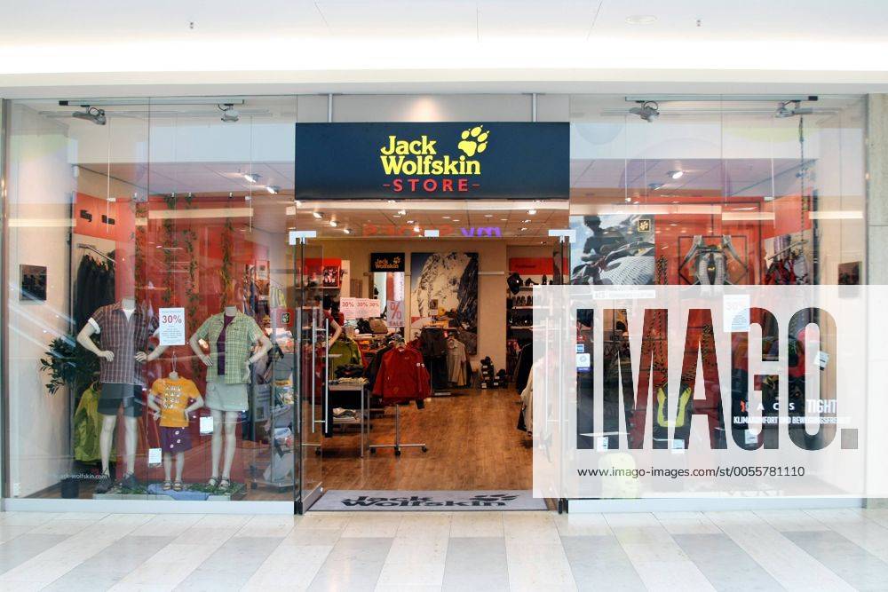 Schriftzug und Logo Jack Wolfskin im Einkaufszentrum Spandau Arkaden in Berlin
