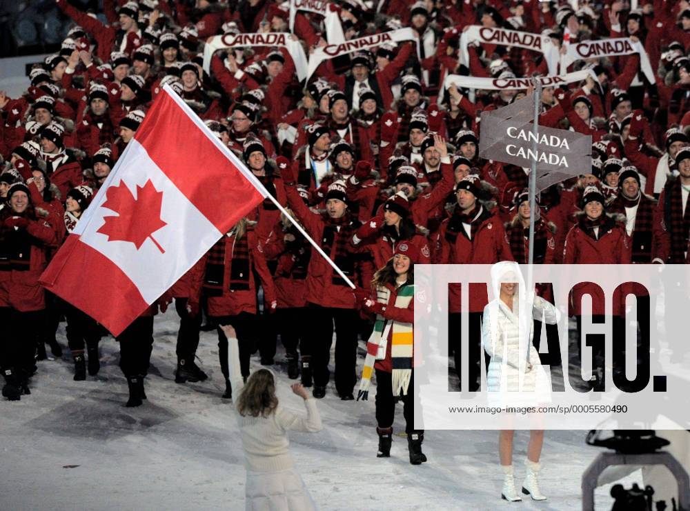 Olympische Spiele 2010 Eroeffnungsveranstaltung im BC Place Fahnenträgerin Clara Hughes (Kanada) o00 Eisschnellauf Damen