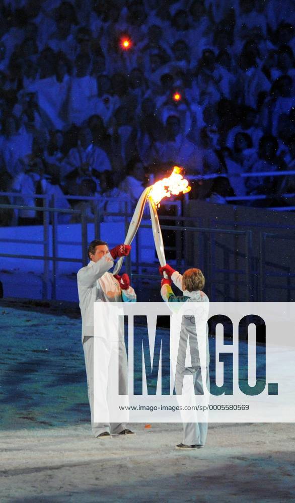 Olympische Spiele 2010 Eroeffnungsveranstaltung im BC Place Fackelträger Wayne Gretzky und Nancy Greene (Kanada) o0 Fackel, Feuer, Flamme, Olympiafackel, Olympiafeuer, Olympiaflamme, Fackelträger, Fackelläufer
