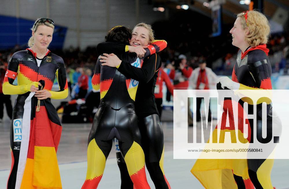 Olympische Spiele 2010 Richmond Olympic Oval Eisschnelllauf 3000 Meter Teamverfolgung Team-Lauf GER 1.Platz v.li. Stephanie Beckert Daniela Anschütz Thoms, Anni Friesinger-Postma, Katrin Mattscherodt o0 Sieg Olympiasieg Jubel Freude Fahne, Nationalfahne