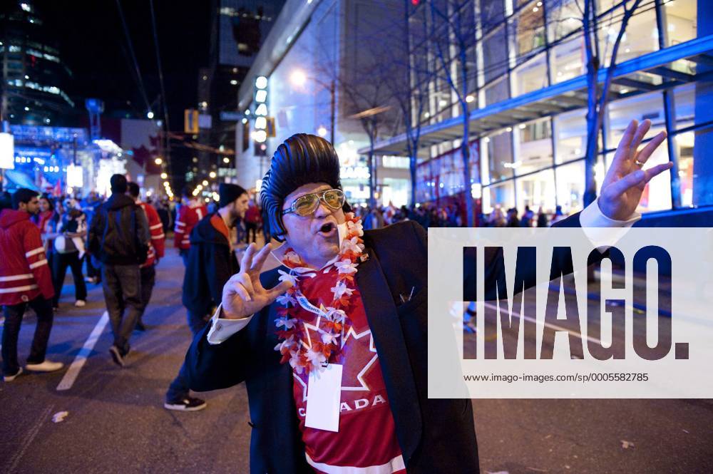Feb 28, 2010 - Vancouver, , Canada - A fan dressed as Elvis goes on the streets of downtown Vancouver to celebrate Team Canada s GoldMedal win in men s ice hockey at the 2010 Vancouver Winter Olympics. - ZUMAdz1 o0 Sieg Jubel Freude Fans Kostüm kurios