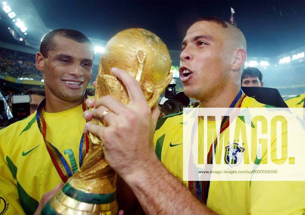 Ronaldo (re.), Rivaldo (li., beide Brasilien) - Weltmeister Fußball WM Herren Weltmeisterschaft 2002, Länderspiel, Finale, Endspiel, Nationalmannschaft, Nationalteam, Vdig Gruppe International Stadium Yokohama Glück, Freude, Begeisterung,
