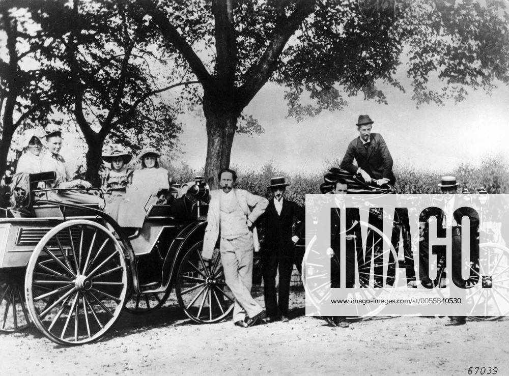 Karl Benz, light suit, with his family and friend Von Liebig in the right hand car, on a car trip 1894 Benz, Carl Friedrich (also Karl Benz) German automotive inventor _1844-1929 Mono Print UnitedArchives0807698
