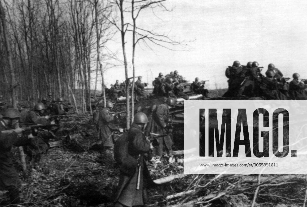 Soviet tanks provide good cover for advancing red Army infantry who , when they arrive at the agreed strategical rendez-vous , take up close firing positions on and behind the tanks from where they direct a withering fusilade on lingering enemy outposts , in the region of Kharkov , 3rd May 1942 Mono Print !AUFNAHMEDATUM GESCHÄTZT! UnitedArchives1153132