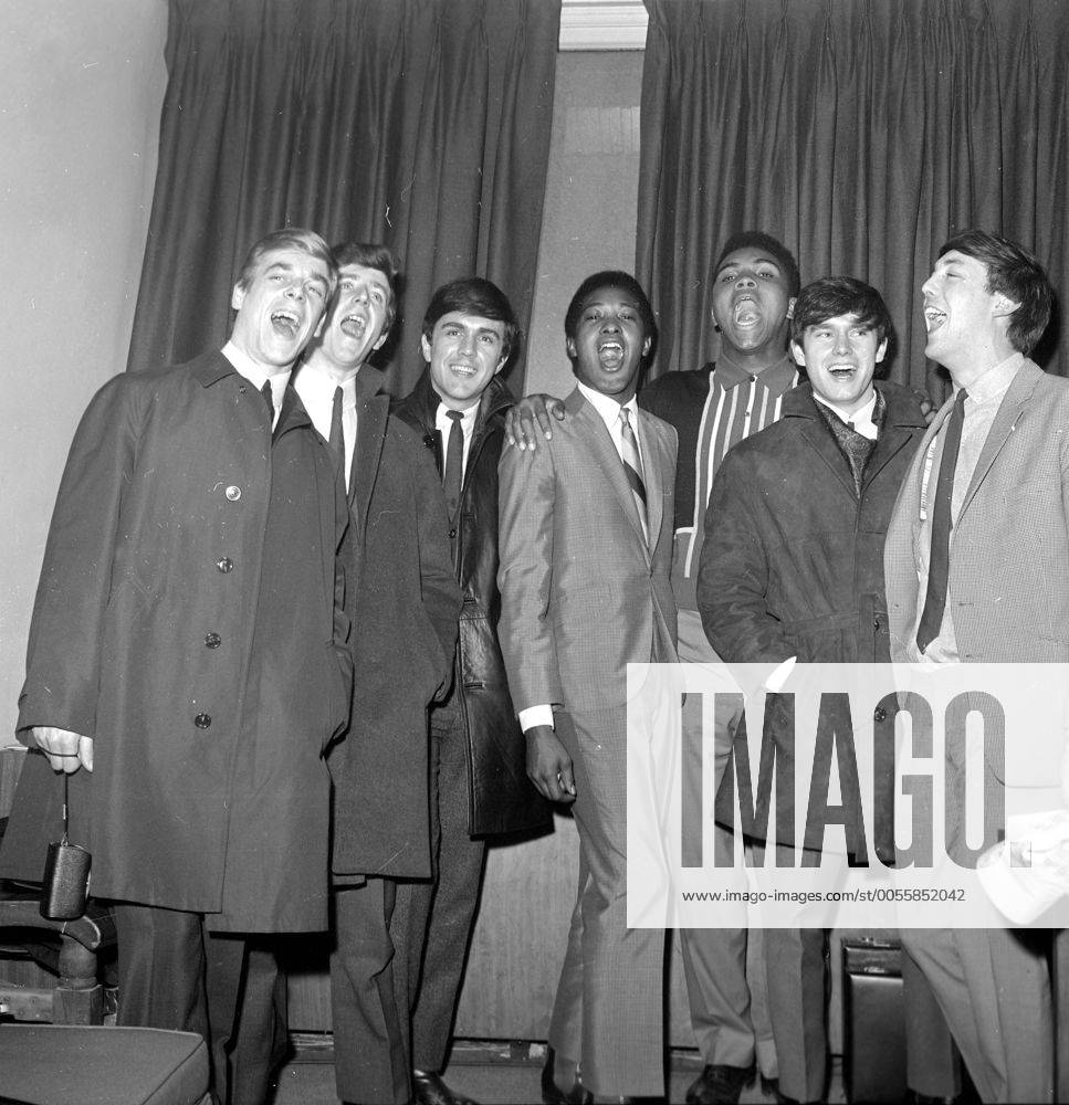 New York : Tottenham London Rock - N - Roller Dave Clark seems to have two new additions to his chart topping Dave Clark Five . Left to right Lenny Davidson , Rick Huxley and Dace Clark of the five ; American singer Sam Cooke and World Heavyweight Champion Cassius Clay ; Dennis Payton and Mike Smith of the five . The Group appears on the Ed Sullivan television show on March 18th . 5 March 1964 Mono Negative !AUFNAHMEDATUM GESCHÄTZT! UnitedArchives1156631
