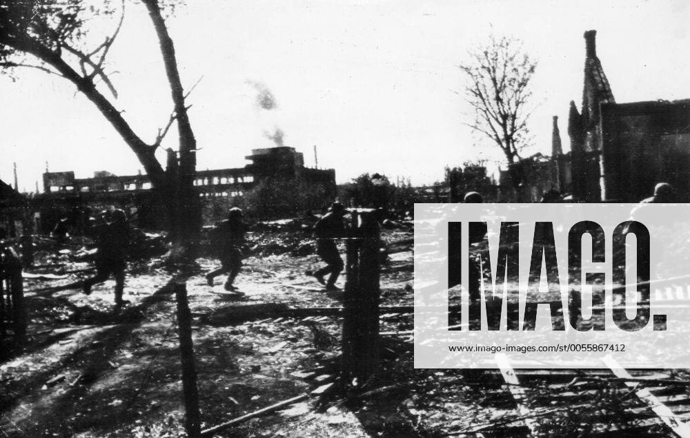 Red Army men run forward to meet an attack during street fighting on the outskirts of Stalingrad. Mono Print !AUFNAHMEDATUM GESCHÄTZT! UnitedArchives1190604