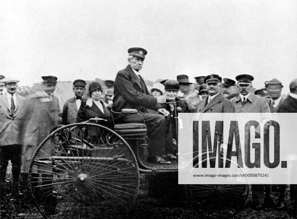 Eighty-one-year-old Karl Benz participating in the Automobil-Korso at Munich in 1925. The car was only 40! ©TopFoto Mono Print !AUFNAHMEDATUM GESCHÄTZT! UnitedArchives1108462