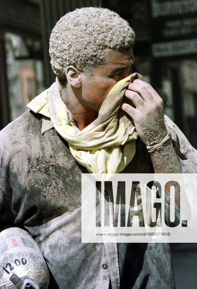 IMAGO History, Anschläge vom 11. September aus New York und Washington D.C 20 Jahre Anschläge vom 11. September: World Trade Center A volunteer worker wipes dust from his face as he carries an oxygen tank for firemen following a terrorist attack on the World Trade Center buildings on September 11, 2001 in New York City. September 11, 2011 marks the tenth anniversary of the terrorist attacks on the World Trade Center, Pentagon and the crash of flight 93 in Shanksville, Pennsylvania. WAX2011090112