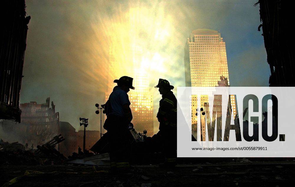 IMAGO History, Anschläge vom 11. September aus New York und Washington D.C 20 Jahre Anschläge vom 11. September: World Trade Center Rays of light burst off a building at One Liberty Plaza to silhouette two firefighters who are surveying Ground Zero at dawn on September 15, 2001 in New York City. September 11, 2011 marks the tenth anniversary of the terrorist attacks on the World Trade Center, Pentagon and the crash of flight 93 in Shanksville, Pennsylvania. WAX2011090113