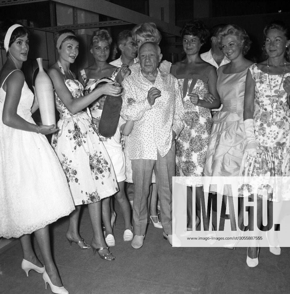 Pablo Picasso , the renowned artist celebrating his ten years residence at Valluaris among a group of charming models from Cannes , Nice , St Paul de Venice . The 100 Valluaris potters presented him with a parchment bearing their signatures ; at the same time a fashion show was held at the Picasso exhibition . 29 July 1958 Mono Negative !AUFNAHMEDATUM GESCHÄTZT! UnitedArchives1251322