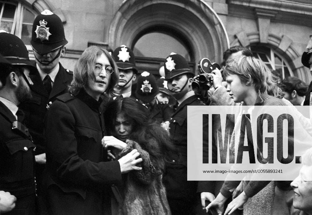 John Lennon protects Yoko Ono after crowds tried to mob them after they left a London Court Hearing Charges of Possession of Marijuana and Obstructing Police. The pair were released on bail of £100 until their trial on 28th November. London - 19th October 1968 Mono Negative !AUFNAHMEDATUM GESCHÄTZT! UnitedArchives1259567