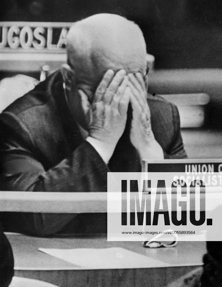 SOVIET PREMIER NIKITA KHRUSHCHEV MACMILLAN IN UN GEN ASSEMBLY 27 OCTOBER 1960 !AUFNAHMEDATUM GESCHÄTZT! UnitedArchives1265278