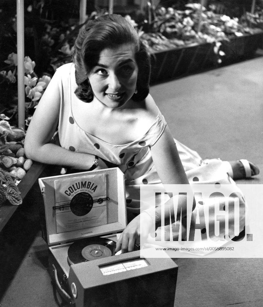 Just the thing for the beach or a picnic - a battery - operated portable record player . 1950s mono print !AUFNAHMEDATUM GESCHÄTZT! UnitedArchives1278666