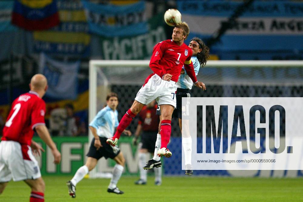 David Beckham (England, vorn) - Kopfball, dahinter Juan Pablo Sorin (Argentinien) Fußball WM Herren Weltmeisterschaft 2002, Länderspiel, Gruppenspiel, Gruppe F, Nationalmannschaft, Nationalteam Gruppe Sapporo Dome Sapporo Dynamik, Kampf, Höhe,