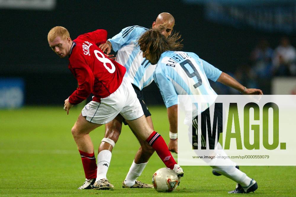 Paul Scholes (England, li.) gegen Juan Sebastian Veron (Mitte) und Gabriel Omar Batistuta (beide Argentinien) Fußball WM Herren Weltmeisterschaft 2002, Länderspiel, Gruppenspiel, Gruppe F, Nationalmannschaft, Nationalteam Gruppe Sapporo Dome Sapporo
