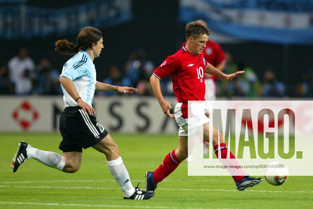 Michael Owen (England, re.) am Ball, daneben Diego Rodolfo Placente (Argentinien) Fußball WM Herren Weltmeisterschaft 2002, Länderspiel, Gruppenspiel, Gruppe F, Nationalmannschaft, Nationalteam Gruppe Sapporo Dome Sapporo Dynamik,