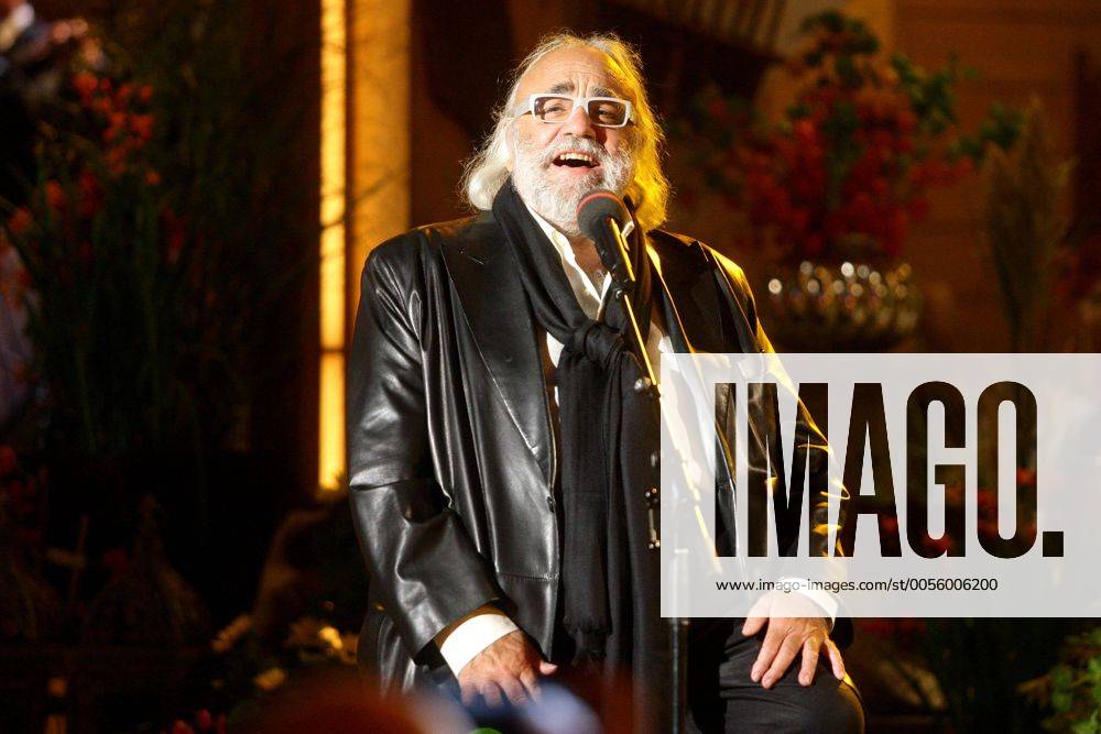 Musikantenstadl . Sänger Demis Roussos ( GRE ). Sänger Demis Roussos ( GRE bürgl. Artemios Ventouris Roussos ) während der Generalprobe zur ORF - Livesendung Musikantenstadl am 16.09.2011 in der Erdgas-Arena Riesa.