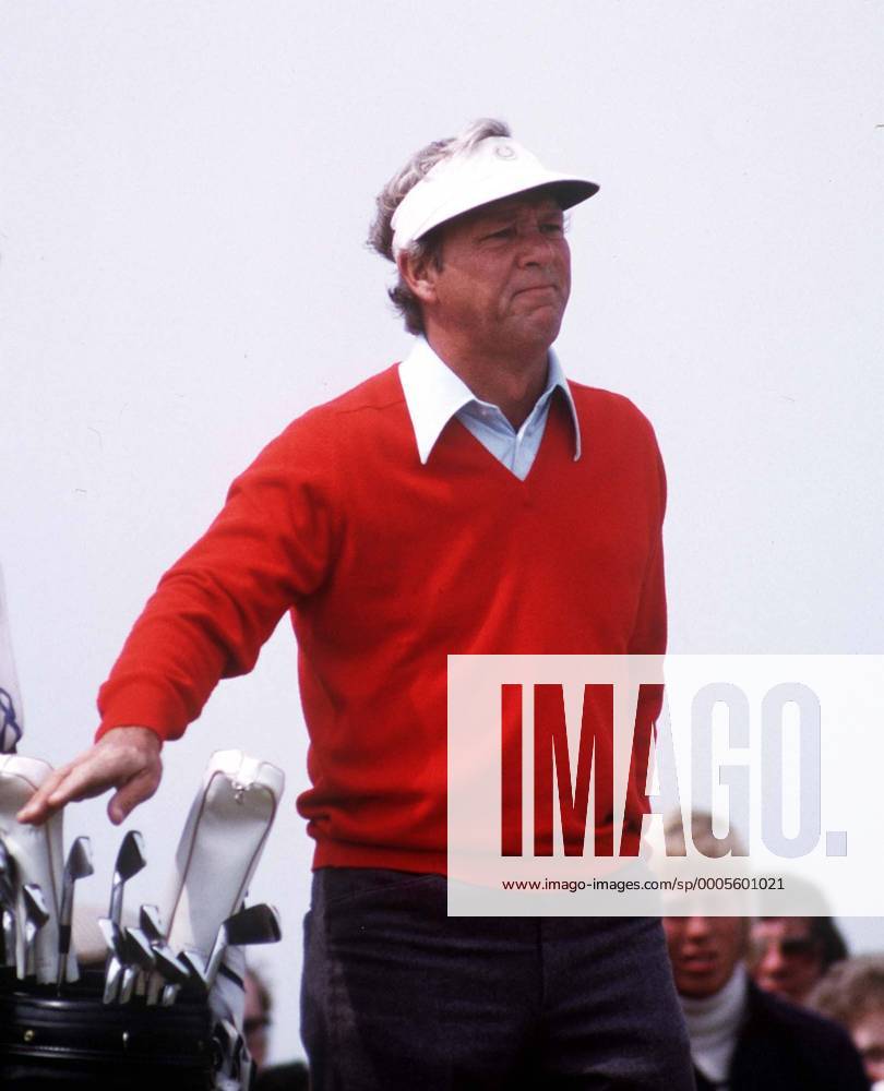 Arnold Palmer (USA) selects a club. The British Open, 1975. . o0 Carnoustie Aufnahmedatum geschätzt