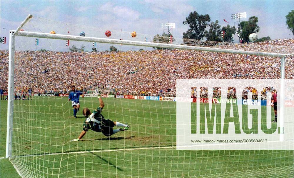 Roberto Baggio (ITA), JULY 17, 1994 - Football : Roberto Baggio missing a penalty during the FIFA World Cup USA final match between Brazil - Italy at Rose Bowl, Pasadena, California, USA. (855) (200403181749022) o0 Hintertor, Hintertorkamera, Hintertorperspektive