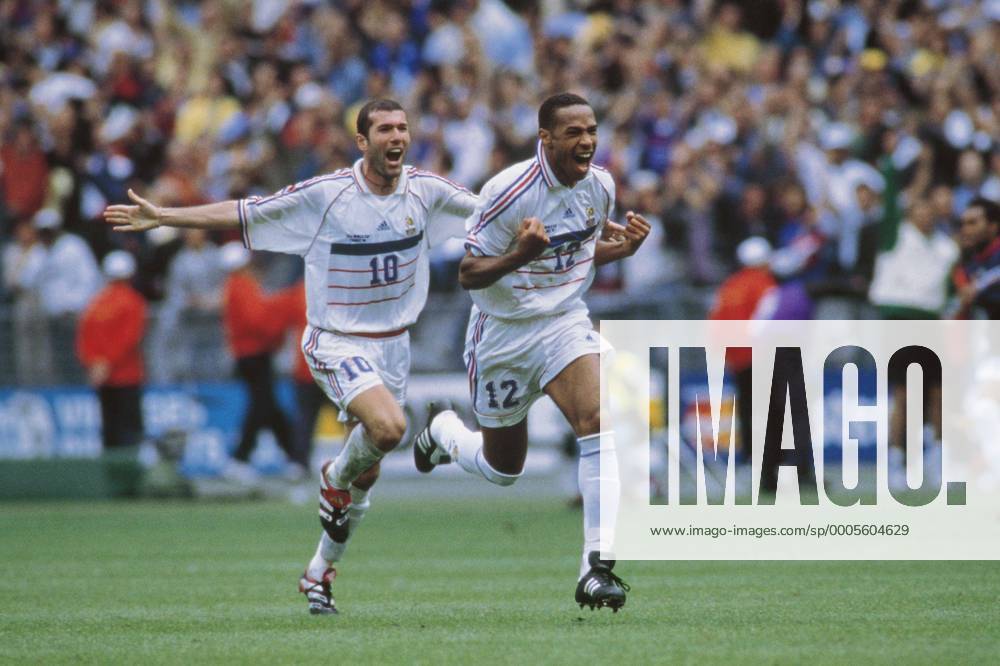 Thierry Henry (FRA, R), JULY 3, 1998 - Football : Thierry Henry celebrates his goal with Zinedine Zidane during the FIFA World Cup quarterfinal match between France and Italy at the Stade de France in St Denis. France won on penalties. (200504151735529) o0 Jubel Freude