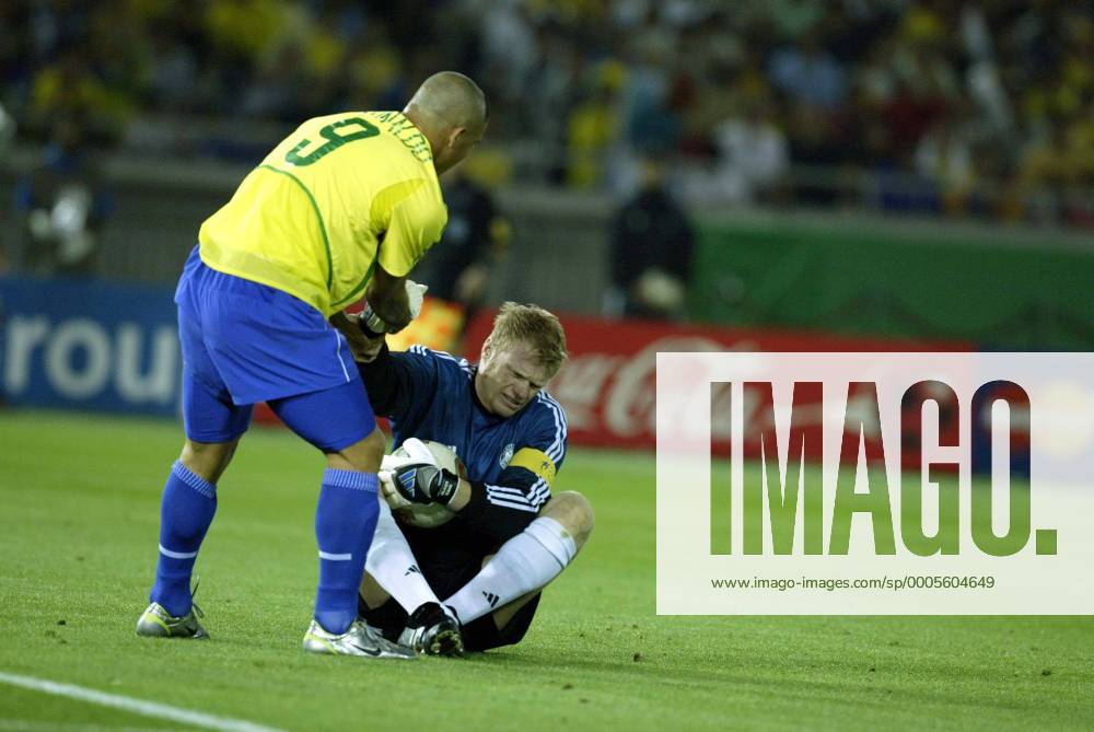 Ronaldo (left) Brazil, Oliver Kahn (right) Germany 2002 FIFA WORLD CUP 2002 06 30 Yokohama (391) (2002070105144211) o00 Kameradschaft