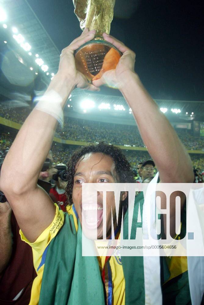 RONALDINHO Brazil 2002 FIFA WORLD CUP FINAL BRAZIL 2-0 GERMANY 2002 06 30 Yokohama (735) (2002070318324622) o0 Freude Sieg Weltmeister Jubel o0 Objekte Pokal Trophäe