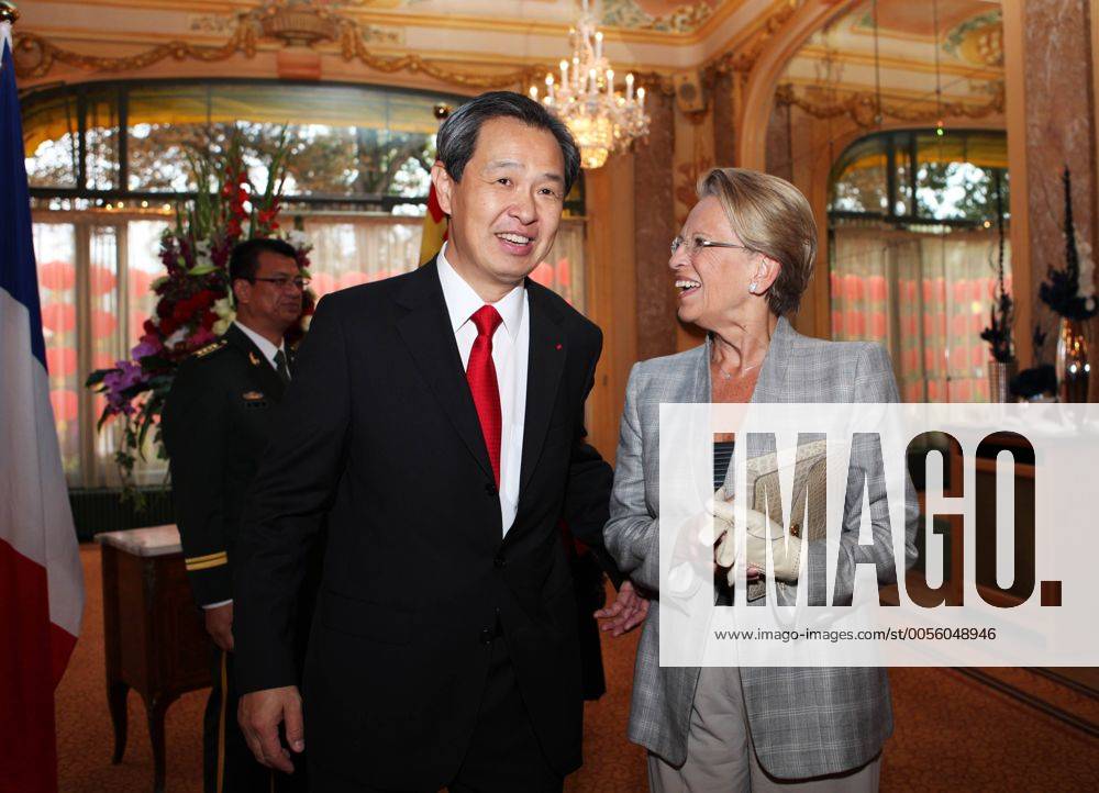 (110920) -- PARIS, Sept. 20, 2011 (Xinhua) -- Chinese Ambassador to France Kong Quan (L) welcomes former French Minister of Freign and European Affairs Michele Alliot-Marie during the Chinese National Day Reception in Paris, France, Sept. 20, 2011. The celebration is held for the 62nd Anniversary of the founding of the People s Republic of China. (Xinhua Gao Jing) FRANCE-PARIS-CHINESE EMBASSY-NATIONAL DAY RECEPTION