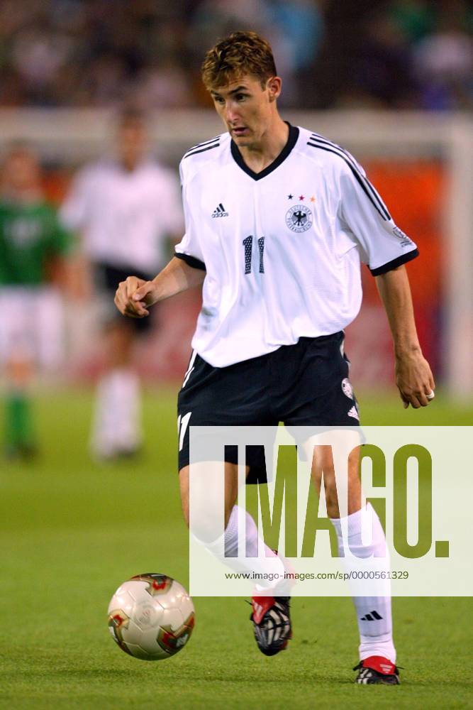 Miroslav Klose (Deutschland) am Ball Fußball WM Herren Weltmeisterschaft 2002, Länderspiel, Gruppenspiel, Gruppe E, Nationalmannschaft, Nationalteam, Vdig Einzelbild Kashima Stadium Ibaraki