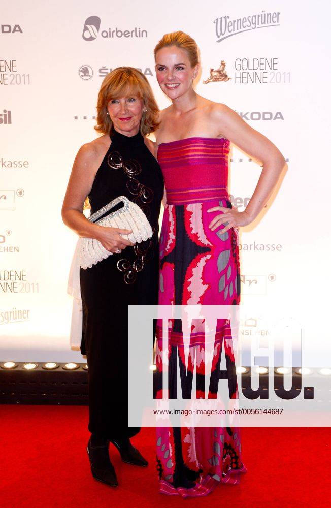 Schauspielerin Denise ZICH mit ihrer Mutter Goldene Henne 2011 - Verleihung im Stage Theater am Potsdamer Platz in Berlin am 28.09.2011.