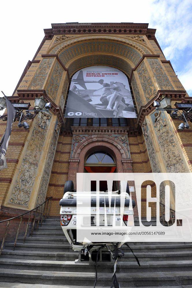 Kunst und Kultur, alter Unfallwagen auf dem Dach vor Eingangsfassade Altes Postfuhramt, Berlin, Deutschland, Europa, ÖffentlicherGrund iblimw02028800