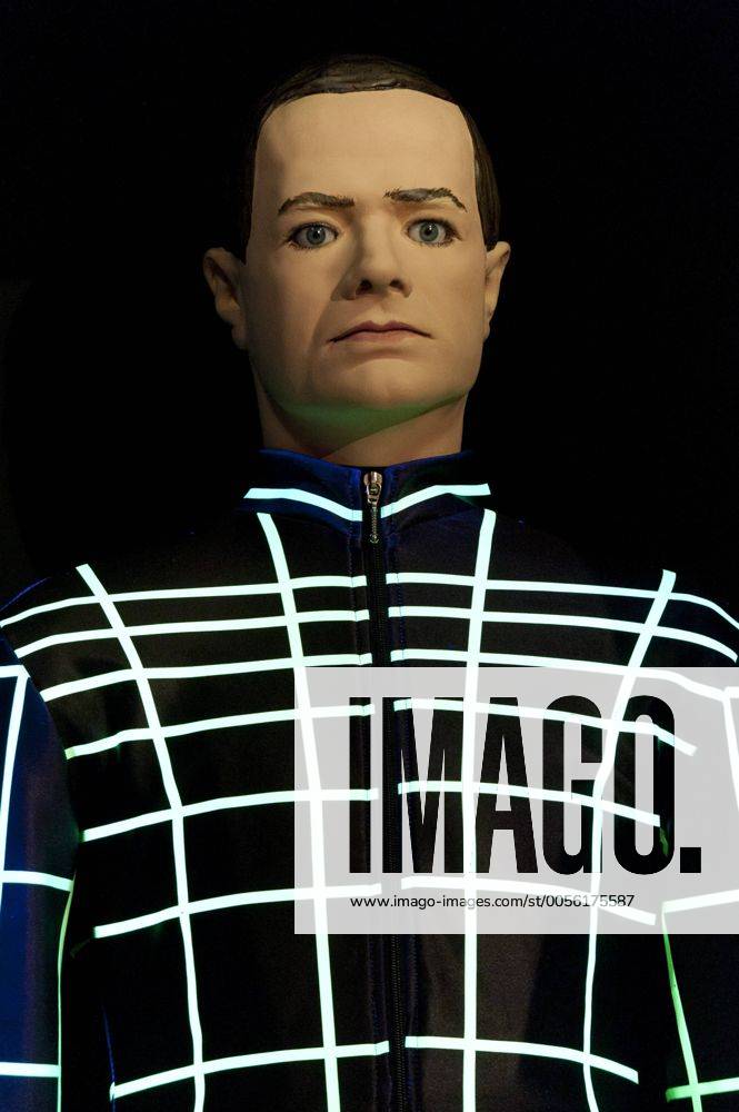 Puppe des Kraftwerk-Musikers RALF HÜTTER bei KRAFTWERK. 3-D VIDEO-INSTALLATION im Lenbachhaus Kunstbau, München 13.10.2011