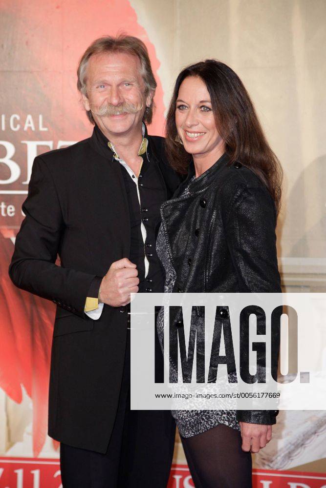 Henning Krautmacher, der Sänger der Band De Höhner mit seiner Ehefrau Birgit bei der Premiere von Das Musical Elisabeth - die wahre Geschichte der Sissi in Köln