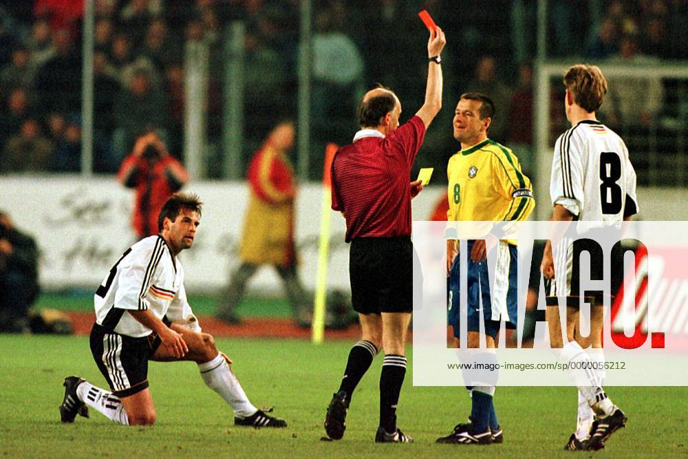 Kapitän Carlos Dunga (BRA, 2.v.r.) erhält vom Schiedsrichter (2.v.l.) die Rote Karte, Ulf Kirsten (GER, li.) und Jörg Heinrich (re.) als Beobachter Fußball Länderspiel Herren Nationalmannschaft 1998, Deutschland - Brasilien, DFB-Team, Nationalteam, Nationaltrikot Gruppe Gottlieb-Daimler-Stadion Stuttgart Skepsis,
