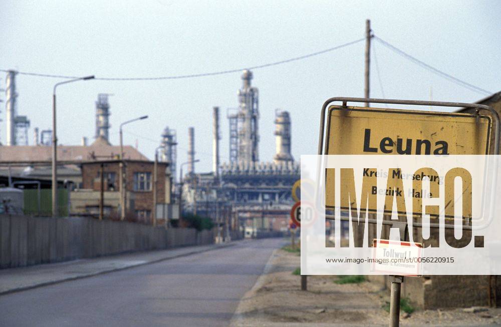 Ortsschild mit Blick auf das Gelände des VEB Leuna-Werke in Leuna Sachsen-Anhalt