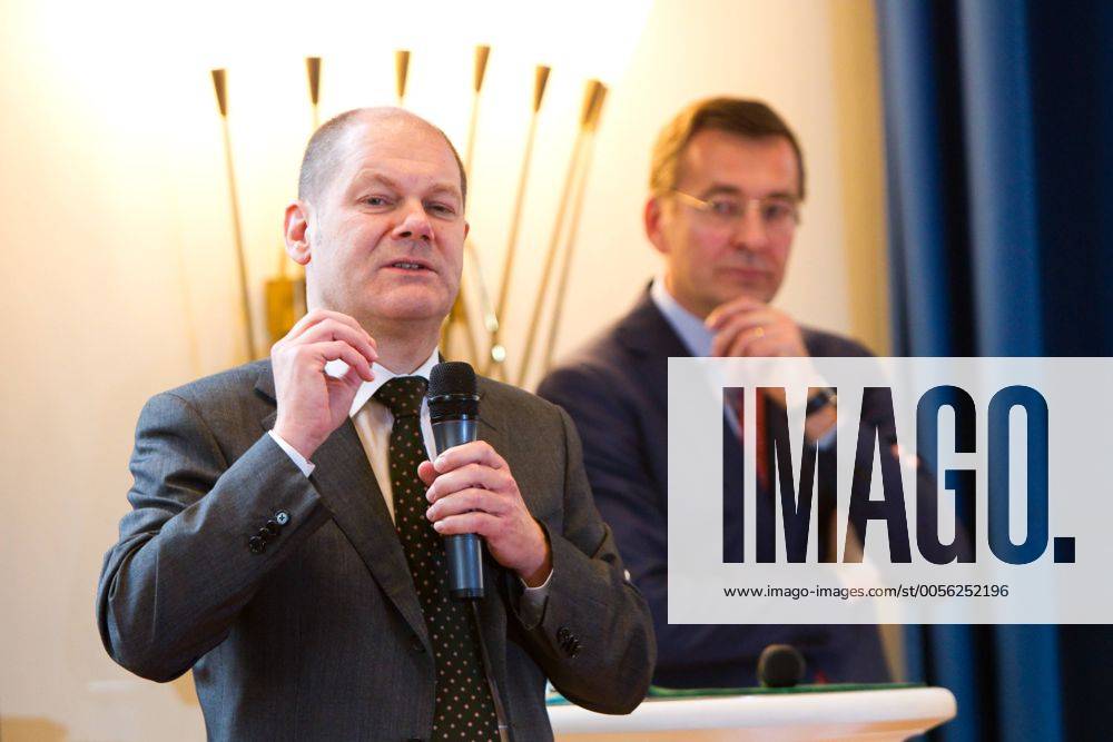 HAMBURG 02.11.2011 Diskussion mit Olaf Scholz (SPD) und Erck Rickmers (SPD) (v.l.) Fototermin zum Thema: Diskussions-Veranstaltung der Patriotische Gesellschaft von 1765 mit Hamburgs Ersten Buergermeister Olaf Scholz (SPD) und Erck Rickmers (SPD) in den Räumlichkeiten der Patriotische Gesellschaft am 02.11.2011 in Hamburg, Germany. Hamburg Politik Diskussionsveranstaltung Diskussion Rede Patriotische Gesellschaft