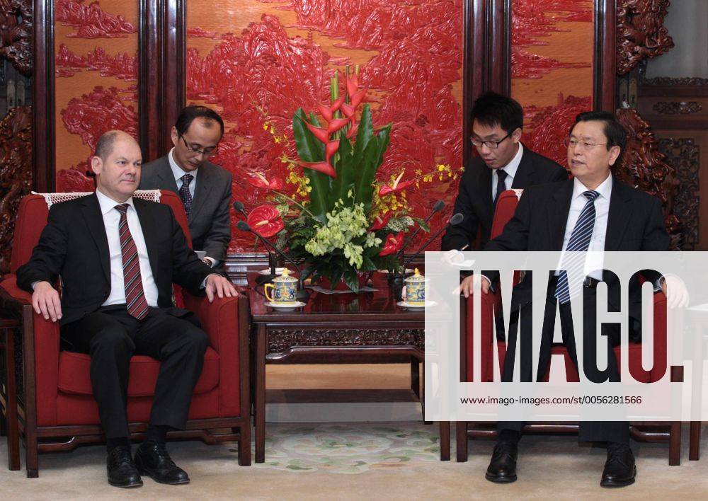 (111114) -- BEIJING, Nov. 14, 2011 (Xinhua) -- China s Vice Premier Zhang Dejiang (R) meets with Hamburg Mayor Olaf Scholz from Germany in Beijing, China, Nov. 14, 2011. (Xinhua Pang Xinglei) (hdt) CHINA-BEIJING-ZHANG DEJIANG-GERMANY-HAMBURG-MEETING (CN)