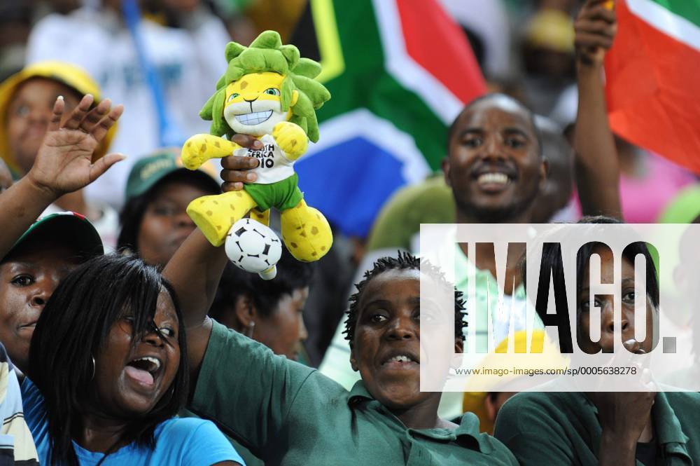 Südafikanischer Fan mit einer Puppe des WM Maskottchen Zakumi Gallo773695 o0 Objekt Fan, Fußballfan, Publikum Freude