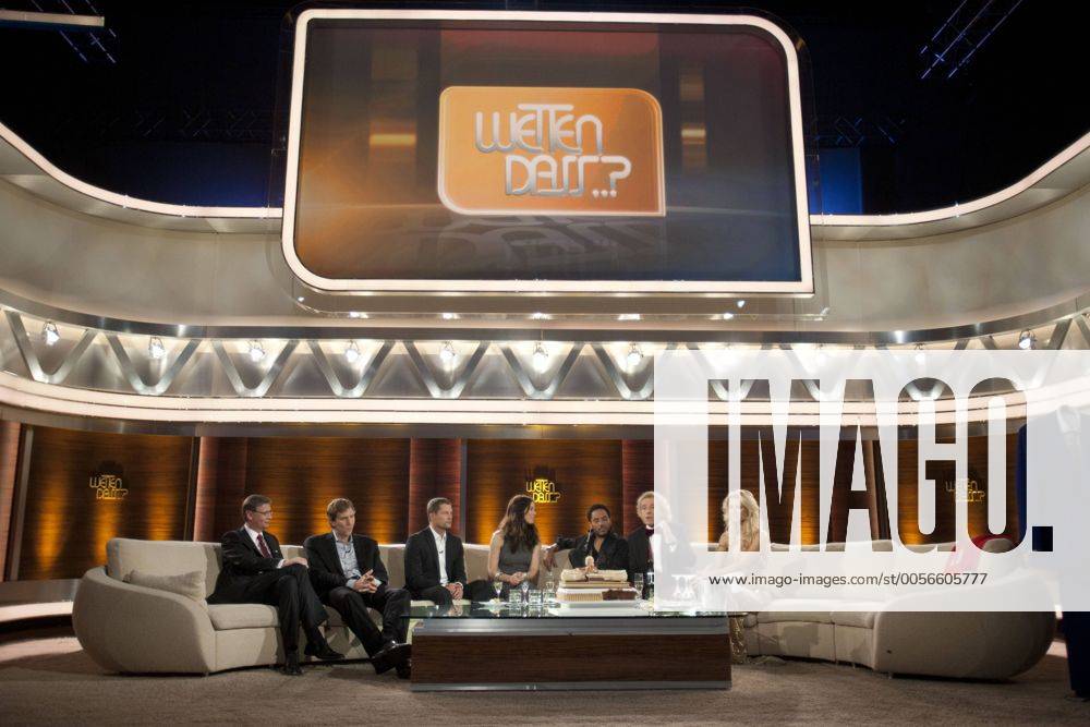 Fernsehmoderator Guenther (Günther) JAUCH, Basketballspieler Dirk NOWITZKI Schauspieler Til SCHWEIGER, Schauspielerin Jessica BIEL (USA), Popmusiker Lenny KRAVITZ (USA) und das Moderatorengespann Thomas GOTTSCHALK (von links) auf der Couch unter dem Wetten, dass..? -Logo; Couchgruppe; Wetten, dass..? ZDF- Fernsehshow Unterhaltungssendung; letzte Wetten, das..?-Sendung mit Thomas Gottschalk aus der Messehalle in Friedrichshafen Deutschland, am 03.12.2011; POOLFOTO!
