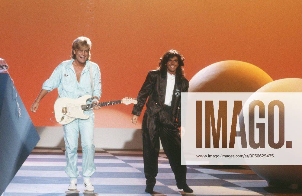 Modern Talking Thomas Anders (re.) mit Dieter Bohlen 09 85 rag Mann Musik Gruppe Duo Gesang Pop Auftritt Konzert STUDIO Dekoration Kulisse leger Instrument Gitarre stehend spielend singend ganz quer
