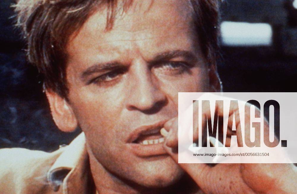 Klaus Kinski in Das Auge der Spinne 1971 teu Mann Schauspieler Schauspiel TV Fernsehen Film Kino Kinofilm italienischer Kriminalfilm Krimi dunkelhaarig kurzhaarig leger Hemd Portrait quer nachdenklich gelangweilt genervt zur Seite schauend Zigarette haltend rauchend Szene Filmszene !AUFNAHMEDATUM GESCHÄTZT! !ACHTUNG: NUTZUNG NUT BEI FILMTITEL-NENNUNG!