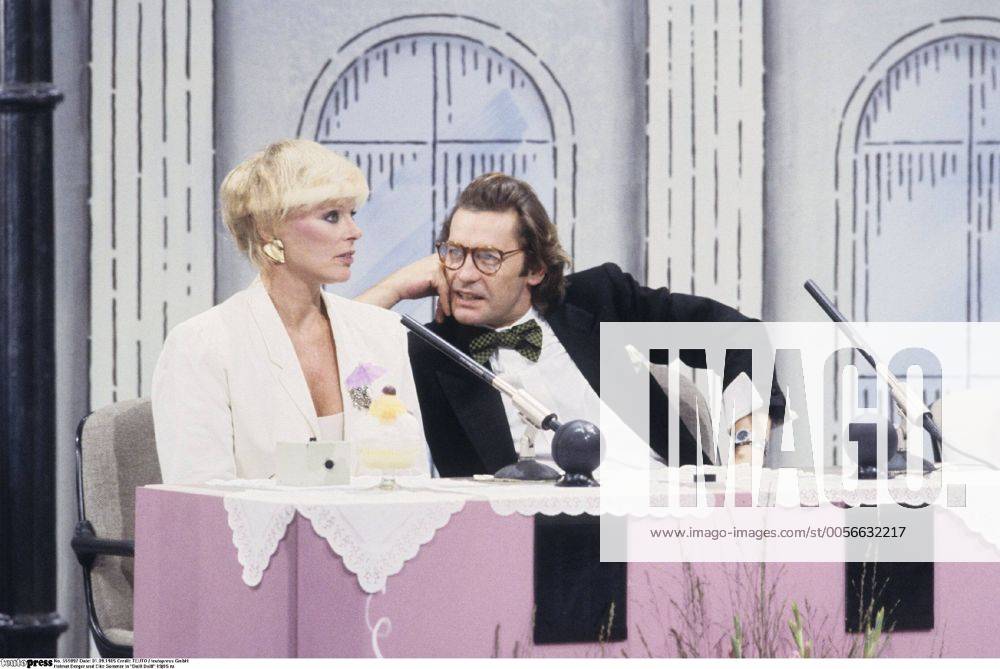 Helmut Berger und Elke Sommer in Dalli Dalli 09 85 ru Helmut Berger und Elke Sommer im September 1985 während einer Dalli Dalli -Sondersendung auf der IFA 1985 Internationale Funkausstellung Berlin TV Fernsehen Schauspiel Mann dunkelhaarig kurzhaarig halblang halblanges Haar Schauspieler Film seriös festlich Blazer Jackett Fliege Hemd Einstecktuch Brille Frau Schauspielerin blond kurzhaarig Blazer Applikation sitzend halb Kulisse Studio Fernsehstudio Fernsehshow Show Rateshow Spielshow Querformat quer halb stehend