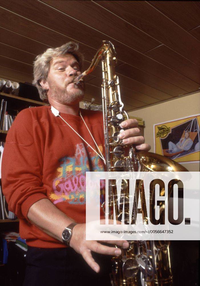 Peter Petrel 04 85 geue Mann Musik Schlager blond Bart Schnäuzer hoch halb stehend Instrument Saxophon spielend leger Pullover rot Homestory