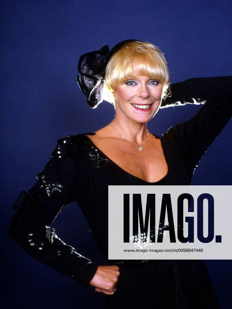 Elke Sommer (Schauspielerin) 08 84 vZ Frau Fernsehen TV Film Schauspiel Kino blond blondiert kurzhaarig kurze Haare seriös Schleife am Hut Schmuck Halsschmuck Kette Halskette aufstützend stehend halb hoch Dekollete posierend Gestik lächelnd