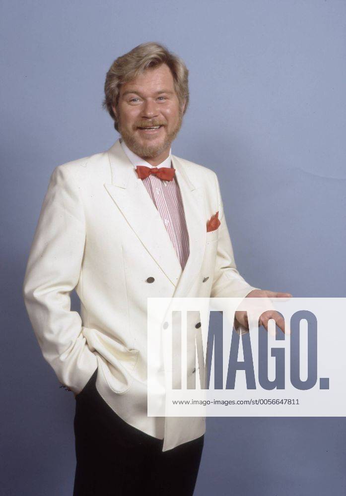 Peter Petrel 04 85 geue Mann Musik Schlager blond Bart Schnäuzer seriös Jackett weiß hoch halb stehend gestikulierend lächelnd