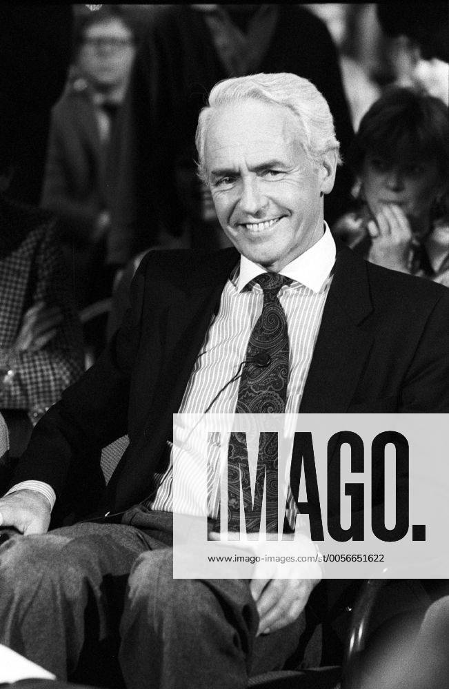 Wolf Schneider (Journalist) 4 86 dar Wolf Schneider im April 1986 in der NDR-Talkshow Mann deutsch Deutscher Deutschland Journalismus kurzhaarig grauhaarig weißhaarig seriös Jackett Hemd Krawatte neutral lächeln lächelnd sitzen sitzend Hochformat hoch halb sw