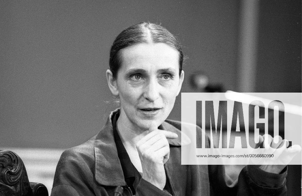 Pina Bausch Schwarz-Weiß-Negativ 07 86 - Frau Tänzerin Ballett Ballettdirektorin Choreographin Tanzszene Wuppertaler Ensemble Ausdruckstanz Tanz Sprechtheater Theater Tanztheater Künstlerin Kunst Kunstform Choreographie Choreographien Ballettszene leger sitzend sprechend gestikulierend Mikrophon Portrait quer Pina Philippine Bausch