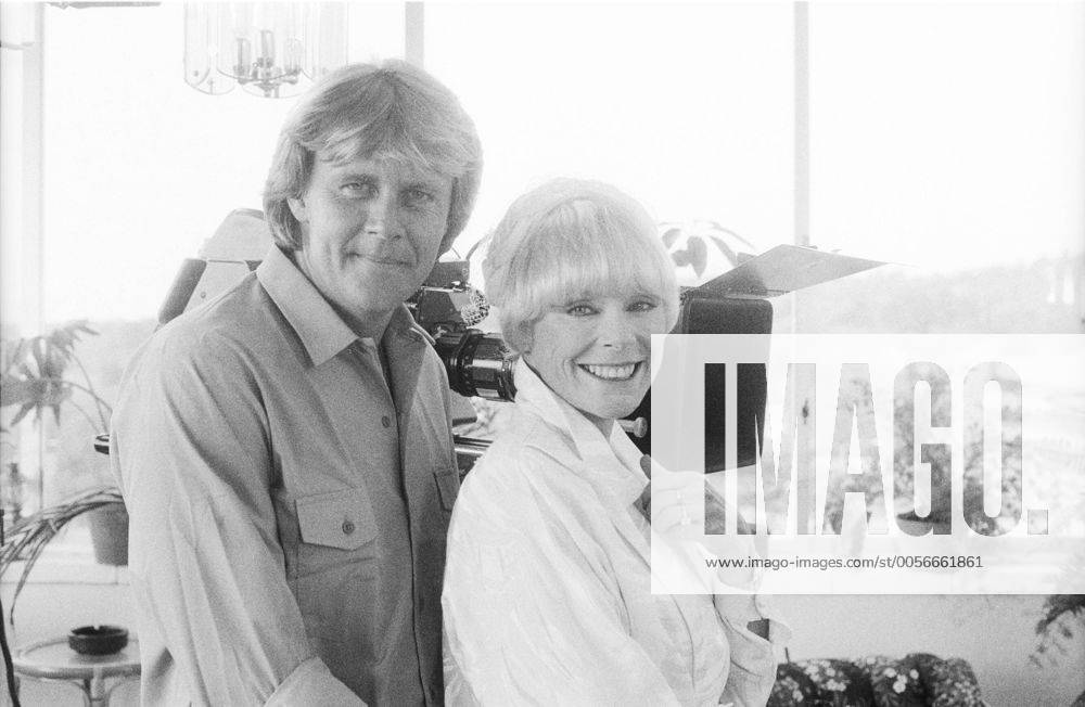 Elke Sommer und Howard Carpendale 08 84 - Elke Sommer und Howard Carpendale im August 1984 am Rande von Dreharbeiten zu Niemand weint für immer in Südafrika Deutschland deutsch Deutsche Frau Schauspielerin Schauspiel Film TV Fernsehen Kino Filmset Kamera Filmaufnahmen Drehort Südafrikaner Mann Schauspieler Sänger Gesang Schlager Schlagersänger Komponist German south african actor actress composer singer quer halb stehend lächelnd Pose posierend sw