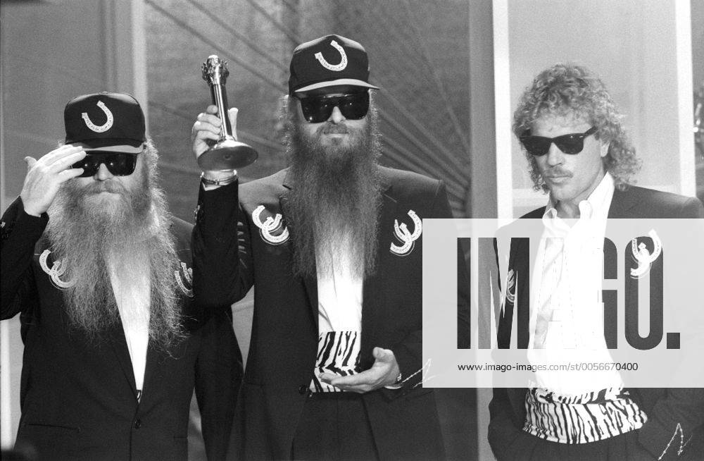 ZZ Top (Rockband) 08 87 ru ZZ Top am 27. August 1987 bei der IFA Internationale Funkausstellung in Berlin bei der Verleihung des Musikpreises Berolina USA Amerikaner amerikanische amerikanischer Mann Männer Band Rock Musik Musikgruppe Gruppe Blues Bluesrock Musikpreis v.li.: Dusty Hill, Billy Gibbons, Frank Beard american singer musician singers musicians rockmusic quer halb stehend singend Auftritt live Bühne Auszeichnung Preis Bart Bärte vollbärtig Vollbart Mütze Kappe Cap Sonnenbrille sw