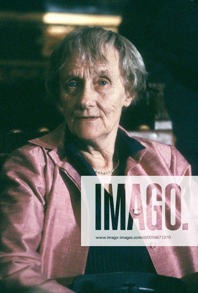 Astrid Lindgren (Schriftstellerin) 11 87 mot Frau Literatur Schriftstellerei Autor Schweden Kinderbuch Buch grauhaarig leger Bluse Jacke sitzend Portrait hoch neutral